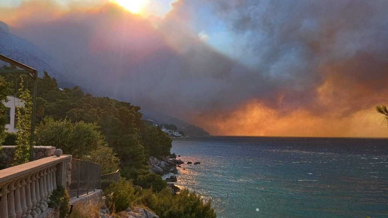Ogroman požar u Pisku, vatrogascima bura otežava posao: Zatvoren promet na magistrali