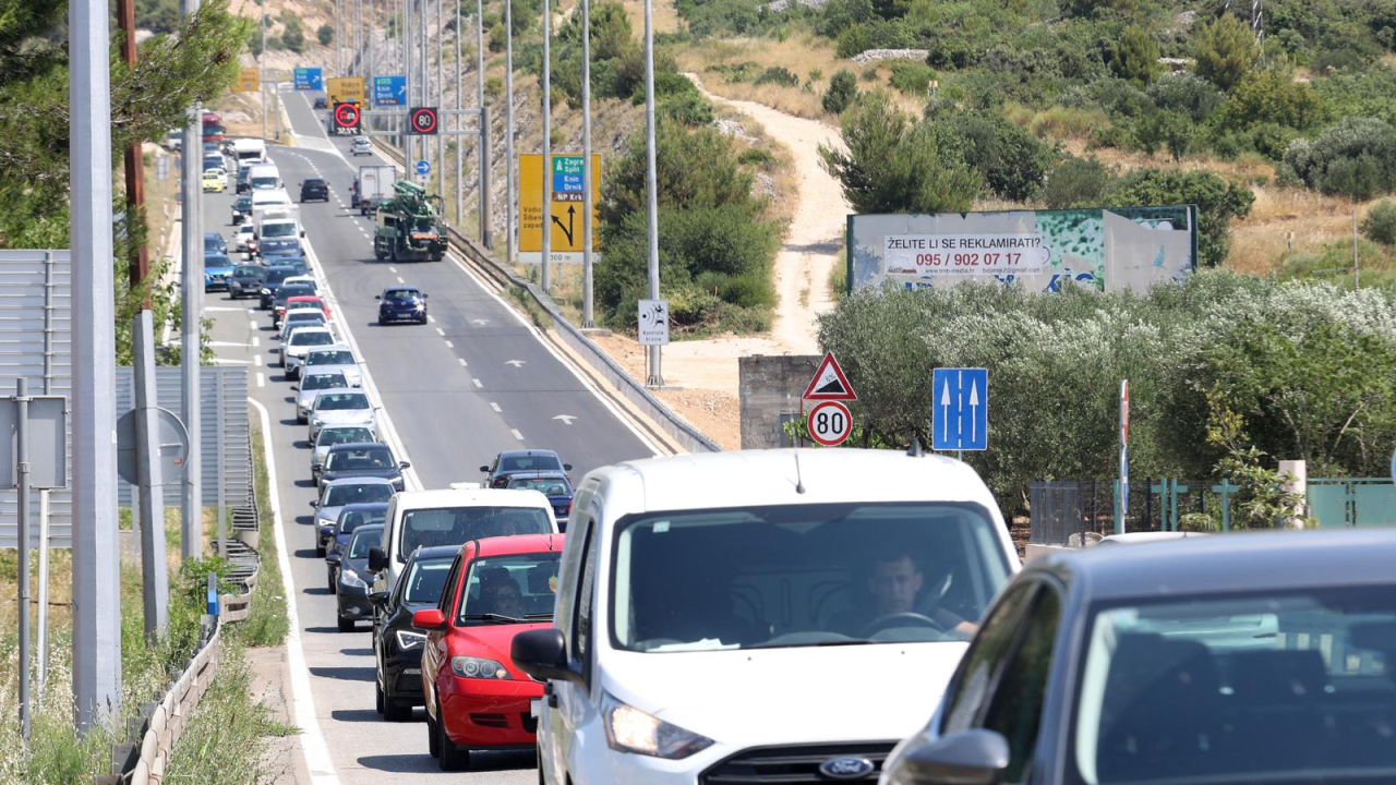 Počelo je: Ljetne gužve blokirale promet na šibenskoj magistrali