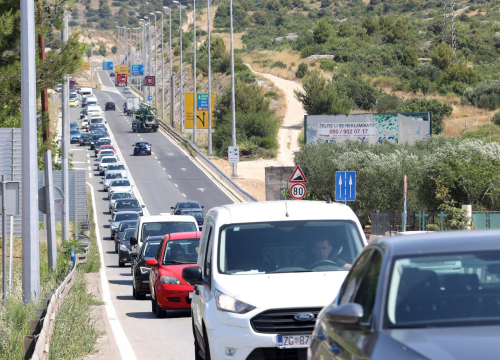 Počelo je: Ljetne gužve blokirale promet na šibenskoj magistrali