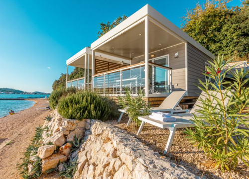 Prodaju se luksuzne mobilne kućice iz kampa u Tisnom kraj plaže