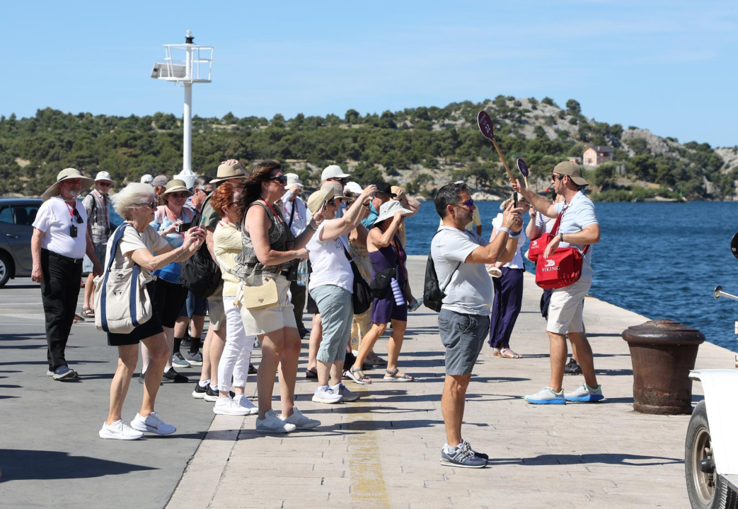 Šibenska jezgra vrvi turistima: Organizirane grupe preplavile grad, vodiči imaju 'pune ruke' posla