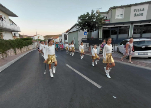 Primoštenske mažoretkinje predvodile povorku na 16. Primoštenskom ljetnom karnevalu