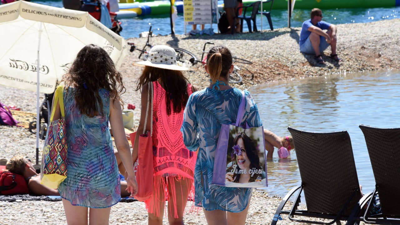 Rješenje za osvježenje je more, najfriškije je u Brodarici, najtoplije u Pirovcu te na Martinskoj i Kapriju