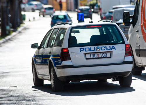 Lopovi su bili aktivni za vikend, a oštećen je i jedan automobil i jedna ulazna vrata