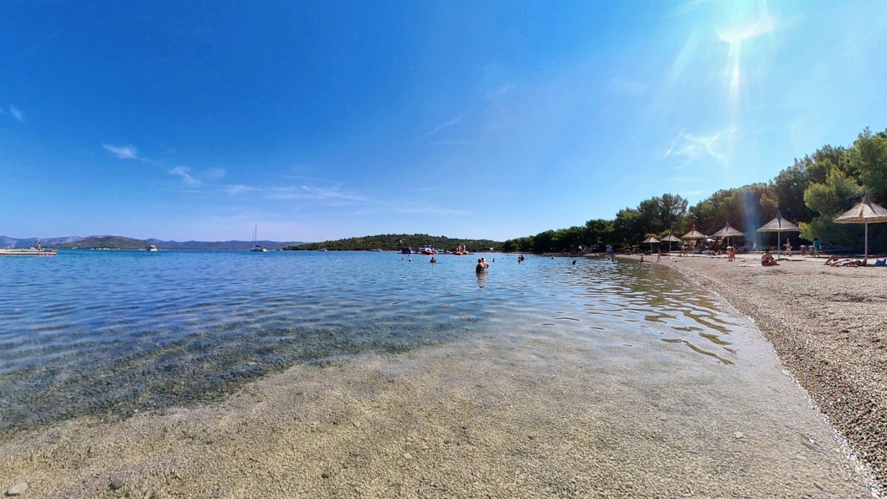 Općina Tisno: Unatoč tome što je kamp Jazina zatvoren, na plaži uživajte bez ograničenja