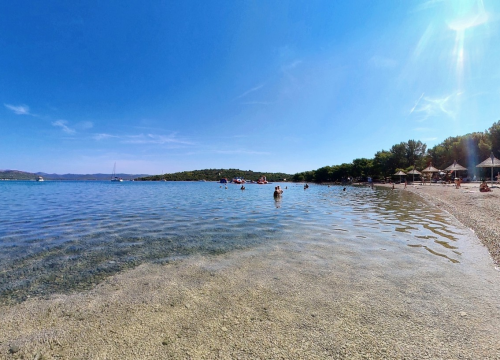 Općina Tisno: Unatoč tome što je kamp Jazina zatvoren, na plaži uživajte bez ograničenja