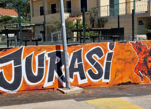 Fotografija 3 - Novi mural u čast Funcutima osvanuo u Jurasima: Narančasto-crni duh Šibenika živi na svakom kantunu grada