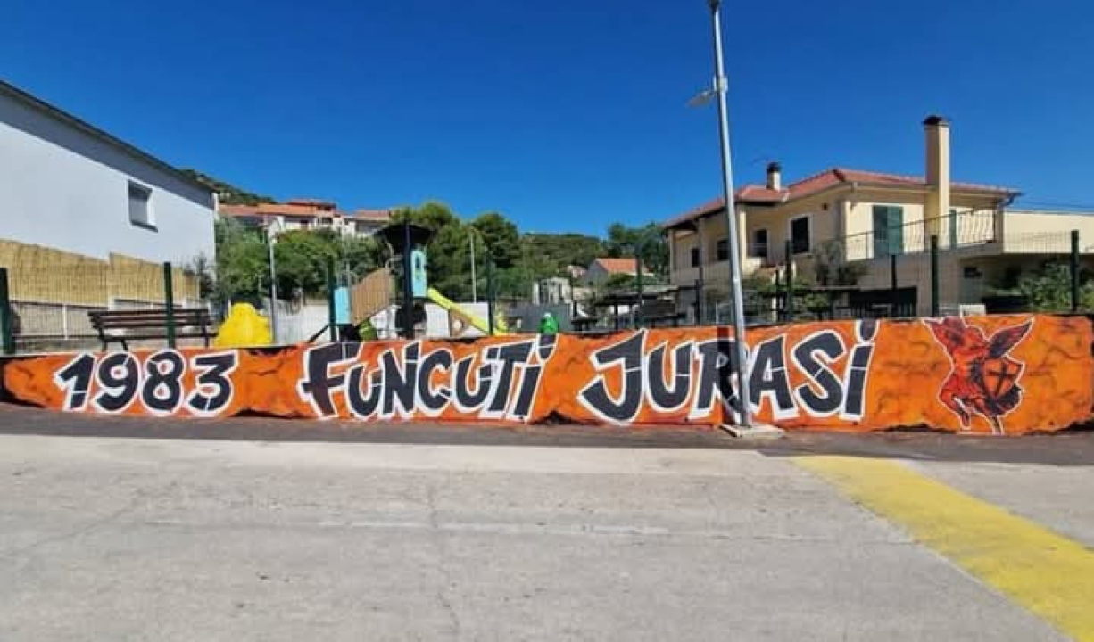 Novi mural u čast Funcutima osvanuo u Jurasima: Narančasto-crni duh Šibenika živi na svakom kantunu grada