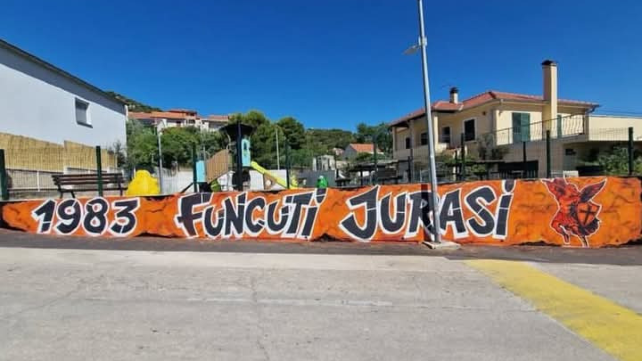 Novi mural u čast Funcutima osvanuo u Jurasima: Narančasto-crni duh Šibenika živi na svakom kantunu grada