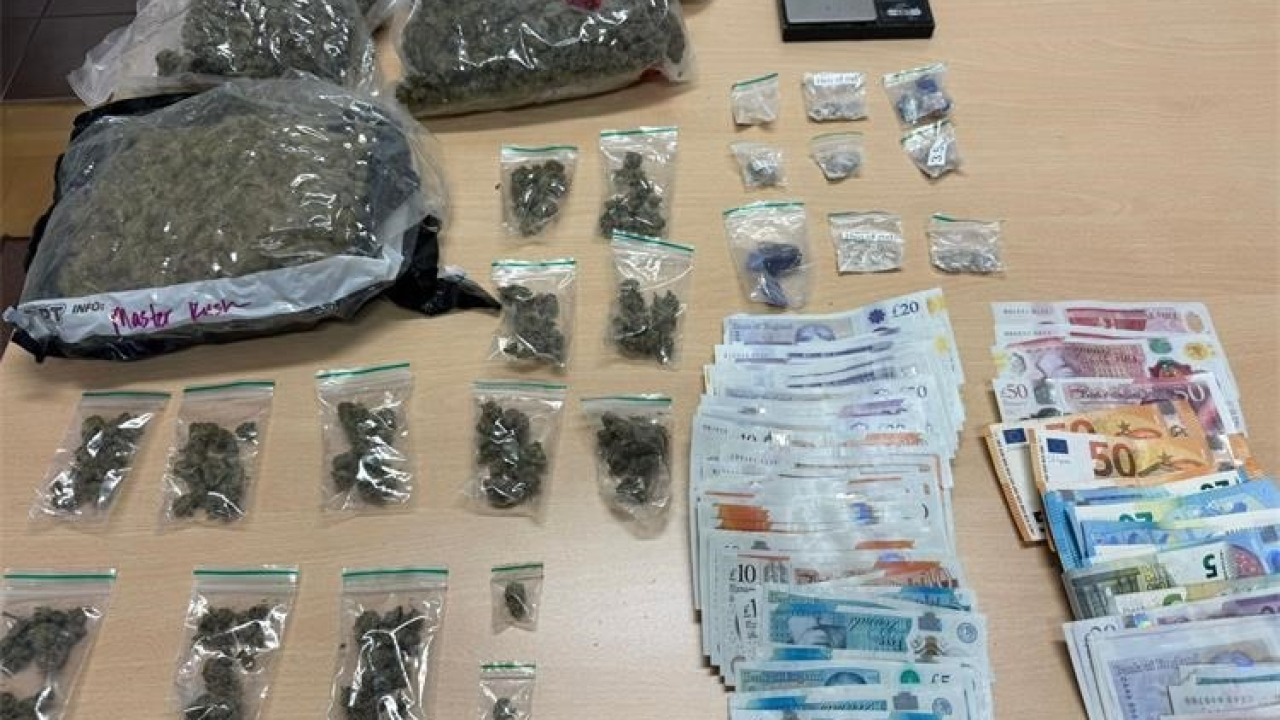 Policija pretresla apartman u Tisnom: Našli više od kilogram marihuane, MDMA, vagu i novac