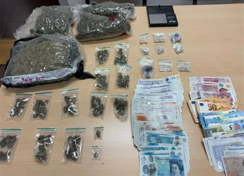 Policija pretresla apartman u Tisnom: Našli više od kilogram marihuane, MDMA, vagu i novac