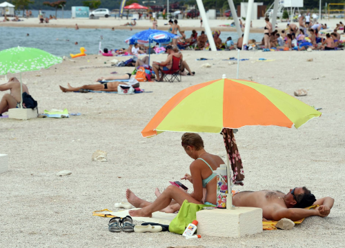 Nakon što je kalala bura more se na županijskim plažama vratilo standardnim ljetnim temperaturama
