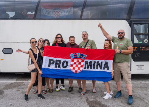 Fanovi Thompsona iz Šibenika, Drniša i Knina stali na odmorištu, plesali i pjevali: 'Ako ne znaš šta je bilo'