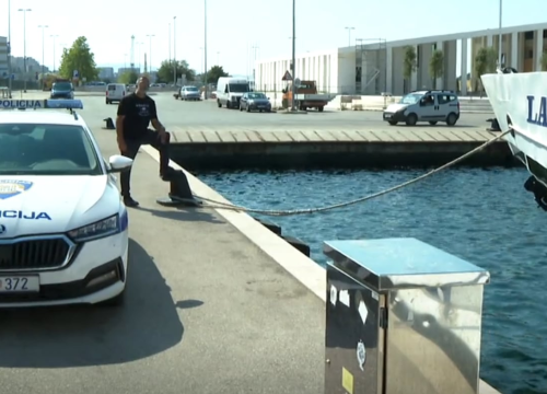 Stanovnici Zlarina i Prvića blokirali Jadrolinijin brod: 'Ukrcali turiste, za nas nije bilo mjesta'