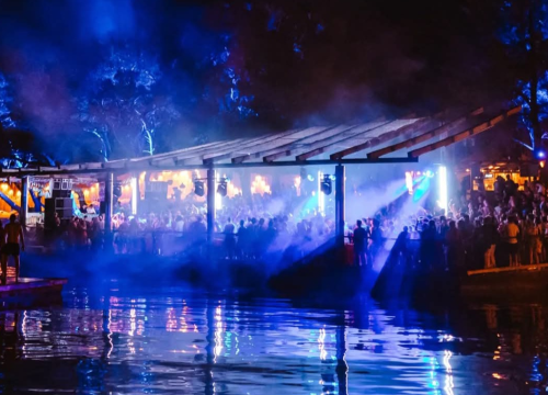 Fotografija 1 - Tisno se sprema za jubilarno izdanje Love Internationala: Glazbena proslava desetljeća festivala i 20 godina Gardena