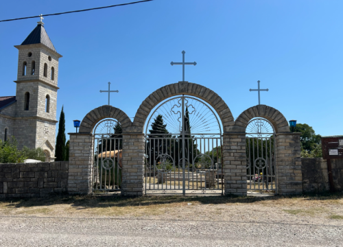 'Kninđe' nestale sa spomenika u Kistanjama, županijski DP-ovci uklonili bi i neke detalje s pravoslavne crkve u Biovičina Selu