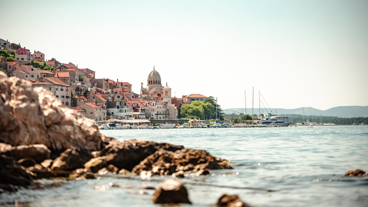 Utorak svježiji, mogući pljuskovi i grmljavina