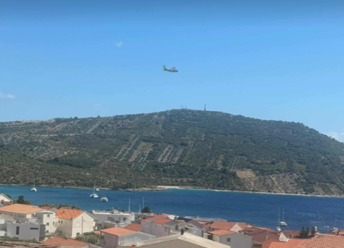 Požar kod Primoštena lokaliziran, u gašenju sudjelovala četiri kanadera