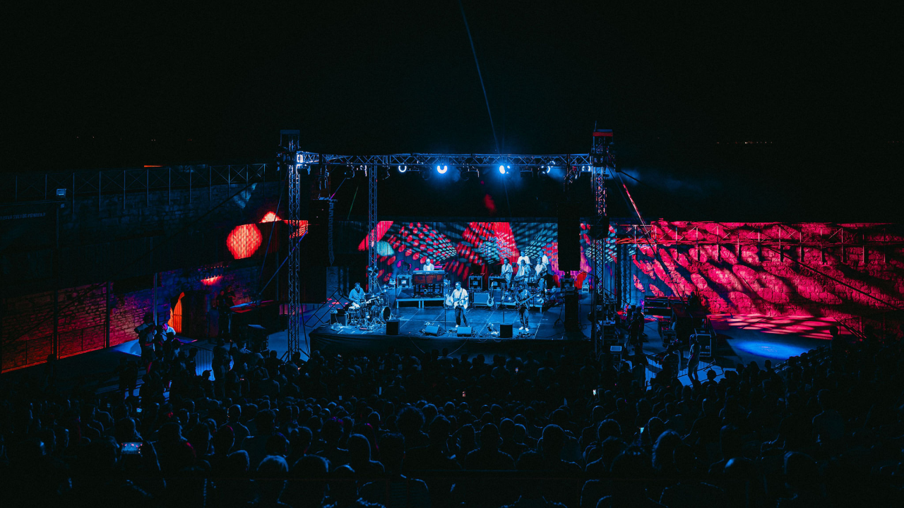 Gitaristički virtuoz Cory Wong oduševljen Tvrđavom sv. Mihovil, kiša malo skratila koncert