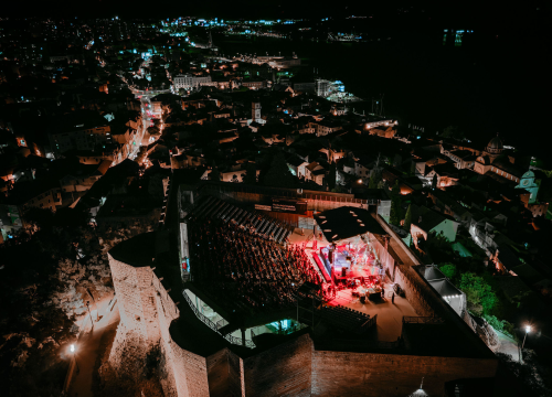 Fotografija 6 - FOTO Gitaristički virtuoz Cory Wong oduševljen Tvrđavom sv. Mihovil, kiša malo skratila koncert