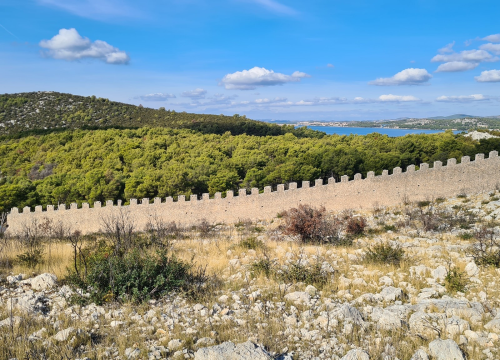 Fotografija 4 - Dalmatinski 'Kineski zid': Legenda burne povijesti bedema s poluotoka Oštrica kod Grebaštice