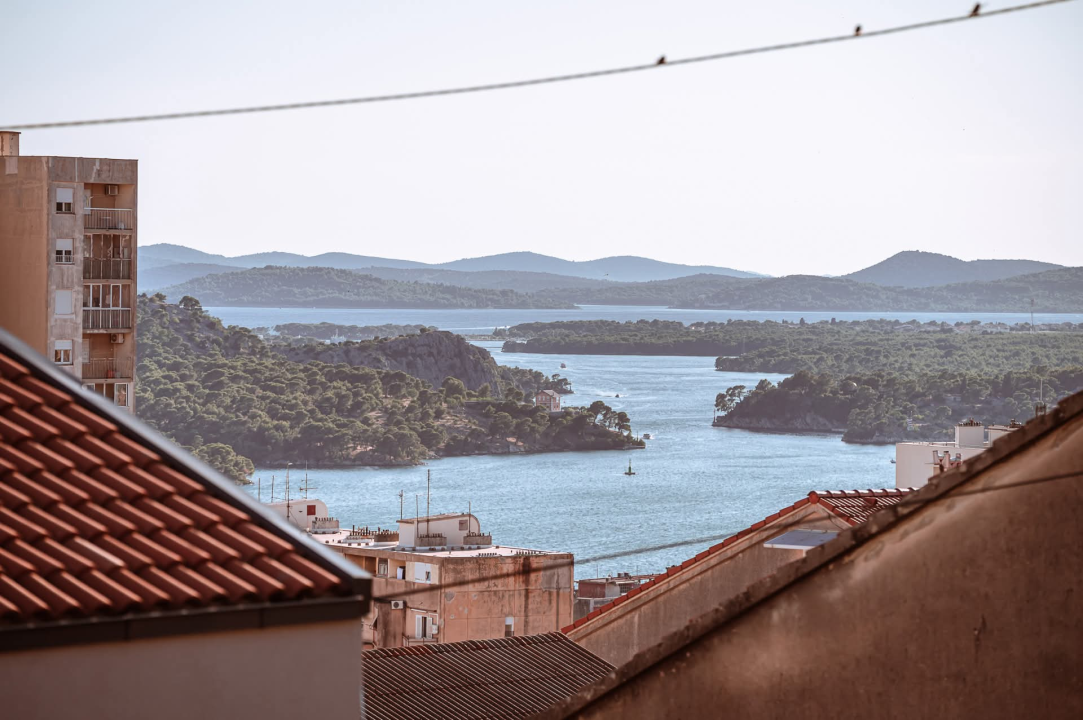 Na brdu iznad Šibenika: Mažurice s pogledom na grad, mirom i zajedništvom