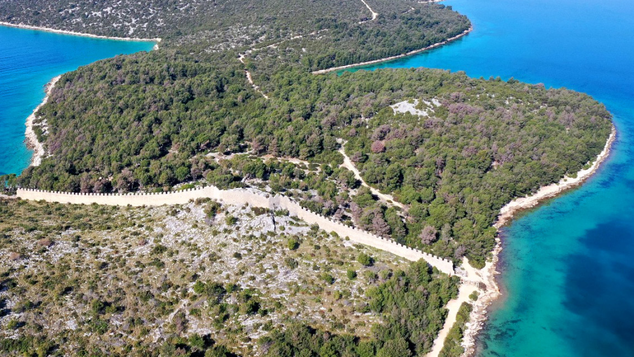 Dalmatinski 'Kineski zid': Legenda burne povijesti bedema s poluotoka Oštrica kod Grebaštice