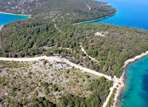 Dalmatinski 'Kineski zid': Legenda burne povijesti bedema s poluotoka Oštrica kod Grebaštice