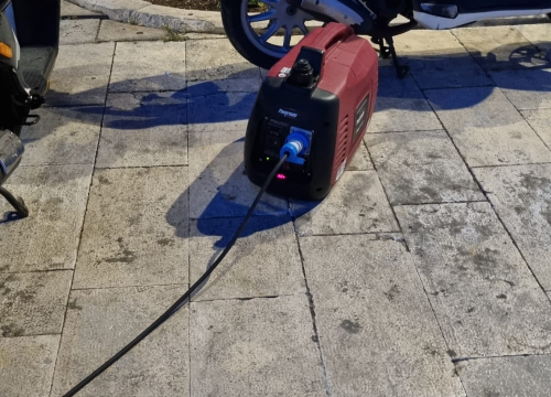 Fotografija 4 - Sramotne scene na šibenskoj rivi: Kante prepune smeća, nepropisno parkirani motori