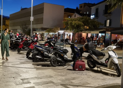 Fotografija 6 - Sramotne scene na šibenskoj rivi: Kante prepune smeća, nepropisno parkirani motori