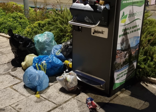 Fotografija 5 - Sramotne scene na šibenskoj rivi: Kante prepune smeća, nepropisno parkirani motori