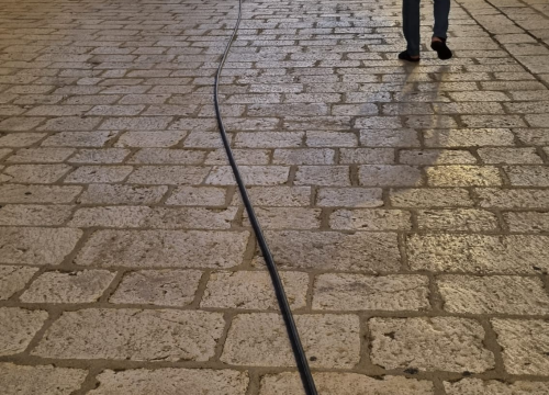 Fotografija 3 - Sramotne scene na šibenskoj rivi: Kante prepune smeća, nepropisno parkirani motori