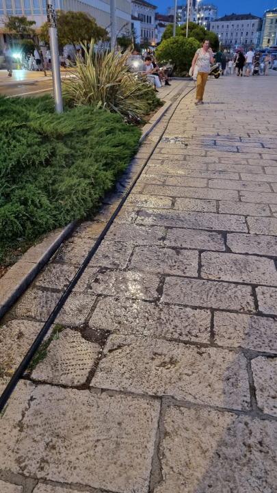 Sramotne scene na šibenskoj rivi: Kante prepune smeća, nepropisno parkirani motori