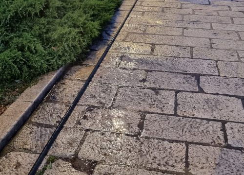 Fotografija 2 - Sramotne scene na šibenskoj rivi: Kante prepune smeća, nepropisno parkirani motori