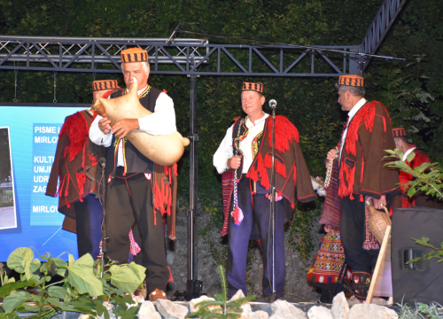 Fotografija 5 - Članovi Kulturno-umjetničke udruge 'Zvona Zagore' u Ogulinu prikazali baštinu Mirlovića