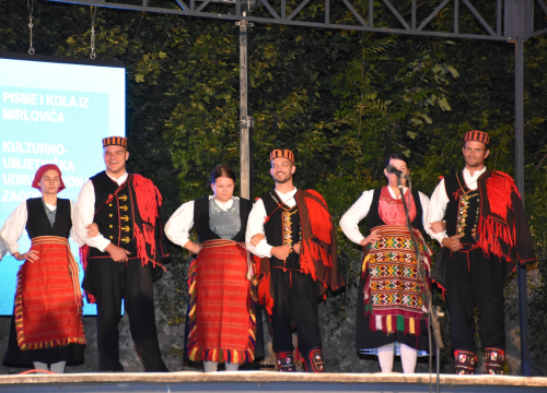 Fotografija 9 - Članovi Kulturno-umjetničke udruge 'Zvona Zagore' u Ogulinu prikazali baštinu Mirlovića