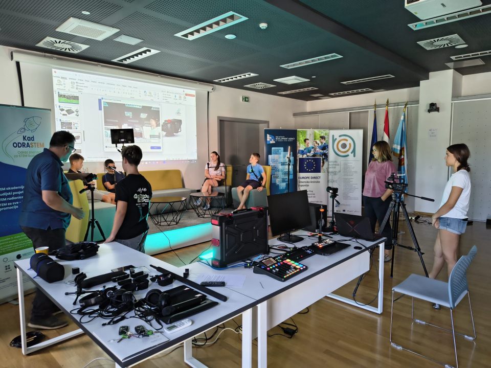 FOTO: Mladi otkrili svijet podcasta u sklopu radionice ‘Sastavi svoj studio – snimi svoj podcast’