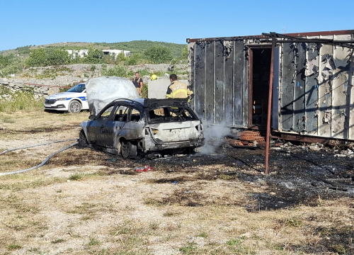 Ugašen požar u Vodicama, izgorio jedan automobil
