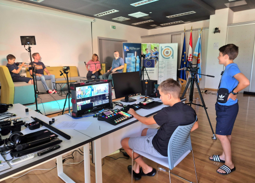 Fotografija 2 - FOTO: Mladi otkrili svijet podcasta u sklopu radionice ‘Sastavi svoj studio – snimi svoj podcast’