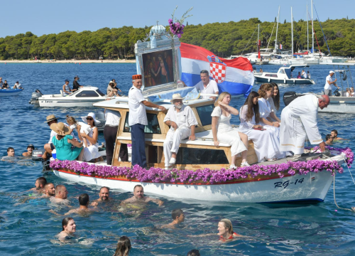 Povratak Gospine slike u Rogoznici ispratili plivači i brodovi