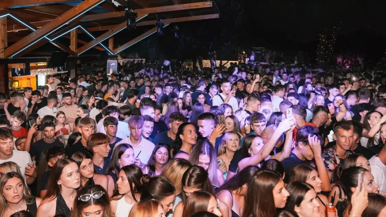 Pogledajte užarenu atmosferu iz vodičke La Playe: Krcat klub na ekskluzivnom koncertu Devita
