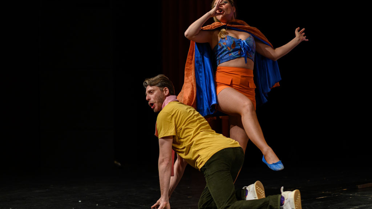 U Knin stiže nagrađivana predstava o najpopularnijoj aplikaciji za upoznavanje i donosi pregršt smijeha i pjesme