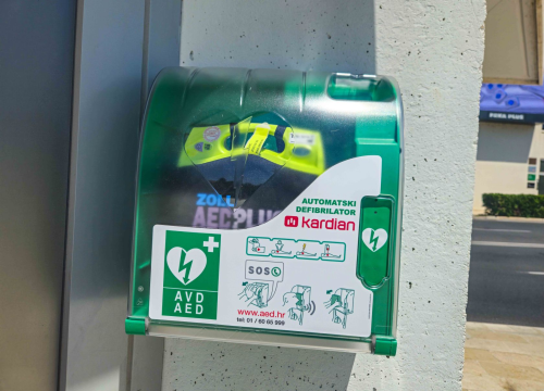 Udružili se gimnazijalci i umirovljenici: Na autobusnom kolodvoru, Poljani i Rezalištu postavljeni defibrilatori