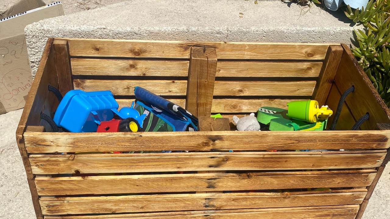 Na Zlarinu postavljen sanduk s igračkama, možete ih posuditi ili donirati