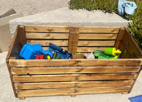 Na Zlarinu postavljen sanduk s igračkama, možete ih posuditi ili donirati