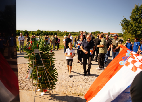 Fotografija 18 - Svečano obilježen Spomendan na poginule branitelje i 142. obljetnica Općine Promina
