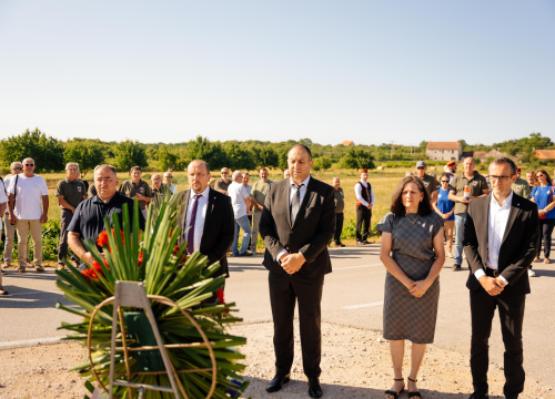 Fotografija 15 - Svečano obilježen Spomendan na poginule branitelje i 142. obljetnica Općine Promina