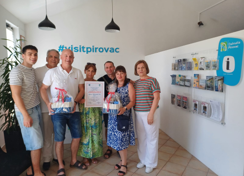 Obitelj Kus iz Poljske 15 godina ljetuje u Pirovcu, sad su dobili i zahvalnicu TZ-a