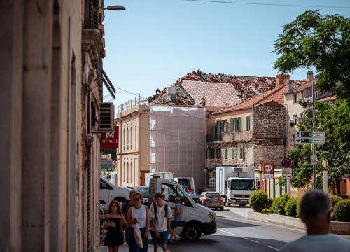Fotografija 5 - Na suncu i sparini radnici postavljaju novo krovište na zgradi šibenskog kazališta