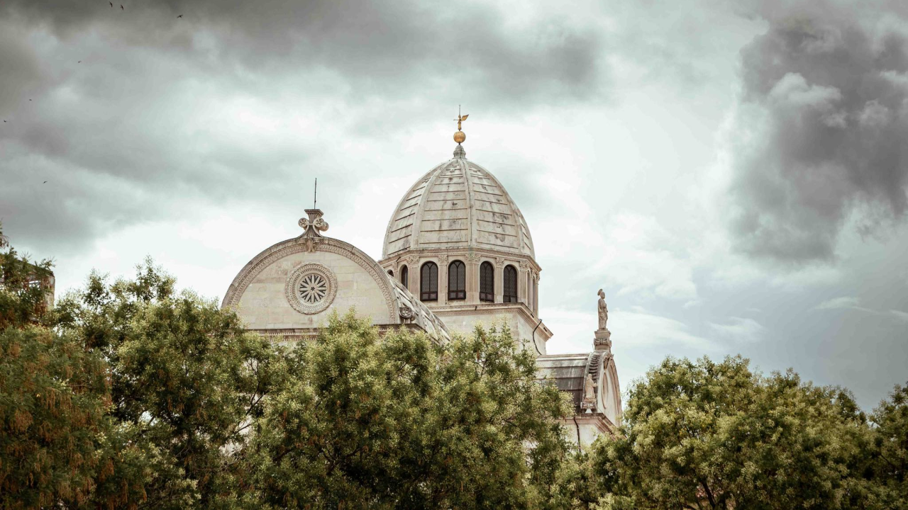 Ponedjeljak uz pljuskove, grmljavinu i jak vjetar